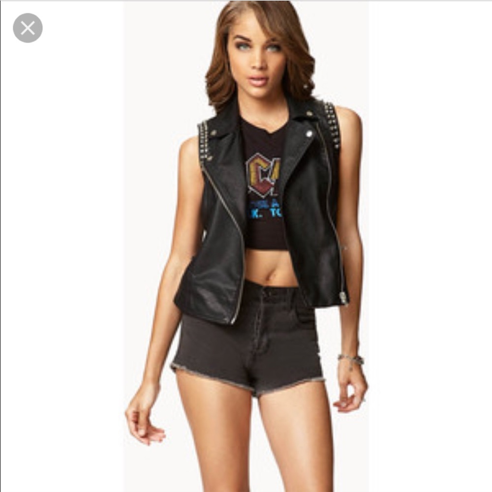 ⭐️Sold on OfferUp⭐️ F21/ Faux leather biker Vest